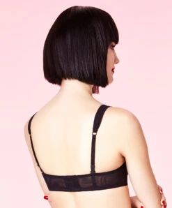 String Chantal Thomass De La Collection Encens'Moi Coloris Noir. 19 String Chantal Thomass De La Collection Encens'Moi Coloris Noir. -Sous Vêtement Soldes Magasin 0042 Soutien gorge Bandeau Mousse Noir Encens moi Chantal Thomass Dos.jpg