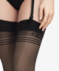 Bas Chantal Thomass Transparent 20D Motif Jarretière Siglée CT Et Rayures Opaques Horizontales, à Pointes Renforcées.  -Sous Vêtement Soldes Magasin Bas sigle transparents 20D motif jarretiere avec rayures opaque Chantal Thomass Ligne Bas et Collants Noir TT2180 NOIR 3