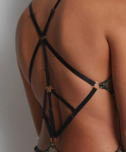 Body Sexy En Dentelle Transparent Nuit Sauvage Ultra-sexy De La Collection Mythique Et érotique Des Boîtes à Désir Imaginées Par Aubade. 10 Body Sexy En Dentelle Transparent Nuit Sauvage Ultra-sexy De La Collection Mythique Et érotique Des Boîtes à Désir Imaginées Par Aubade. -Sous Vêtement Soldes Magasin Body sexy en dentelle transparent Nuit Sauvage boite a desir Aubade noir et or P086L 3 FIRE 504
