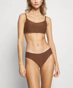 Bralette Paddée Bretelles Réglables Brun Invisible Collection Essentielle Soft Stretch De Chez Chantelle. 13 Bralette Paddée Bretelles Réglables Brun Invisible Collection Essentielle Soft Stretch De Chez Chantelle. -Sous Vêtement Soldes Magasin Bralette paddee reglables Chantelle soft stretch noyer brun C16A20 0ST 13