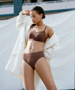 Bralette Paddée Bretelles Réglables Brun Invisible Collection Essentielle Soft Stretch De Chez Chantelle. 9 Bralette Paddée Bretelles Réglables Brun Invisible Collection Essentielle Soft Stretch De Chez Chantelle. -Sous Vêtement Soldes Magasin Bralette paddee reglables Chantelle soft stretch noyer brun C16A20 0ST 30