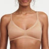 Bralette Avec Coques à Rayures Texturées Collection Soft Stretch Stripes Coloris Sirocco (=peau) De Chez Chantelle Paris.  -Sous Vêtement Soldes Magasin Bralette paddee reglables Chantelle soft stretch stripes sirocco chair C20D10 00Q 501