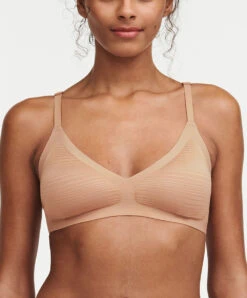 Bralette Avec Coques à Rayures Texturées Collection Soft Stretch Stripes Coloris Sirocco (=peau) De Chez Chantelle Paris. 