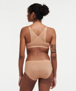 Bralette Avec Coques à Rayures Texturées Collection Soft Stretch Stripes Coloris Sirocco (=peau) De Chez Chantelle Paris.  -Sous Vêtement Soldes Magasin Bralette paddee reglables Chantelle soft stretch stripes sirocco chair C20D10 00Q 505