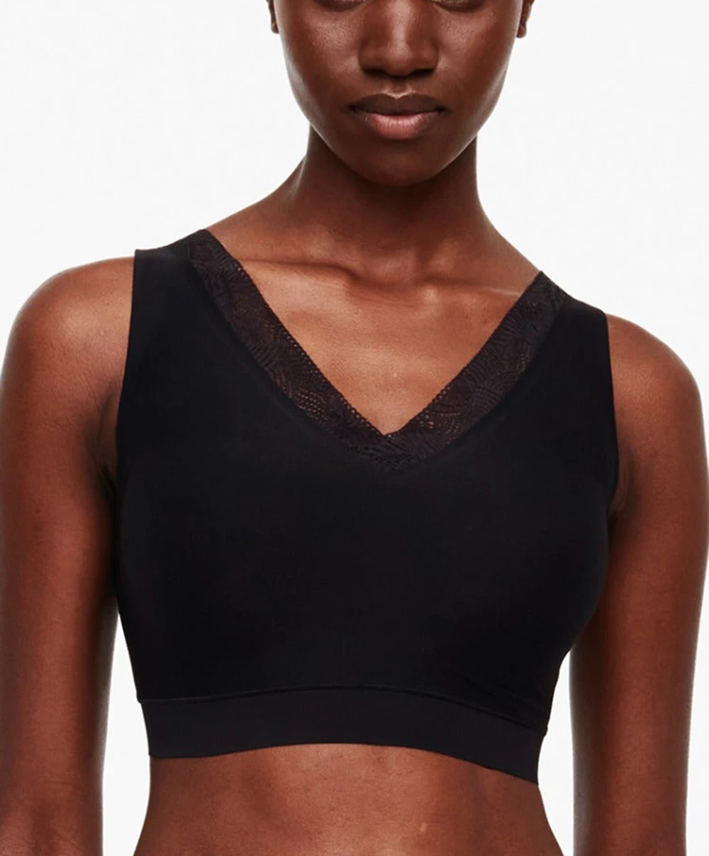 Brassière à Coques Sans Armatures Noire Invisible Décolleté En Dentelle Collection Essentielle Soft Stretch De Chez Chantelle. 6 Brassière à Coques Sans Armatures Noire Invisible Décolleté En Dentelle Collection Essentielle Soft Stretch De Chez Chantelle. – Image 4