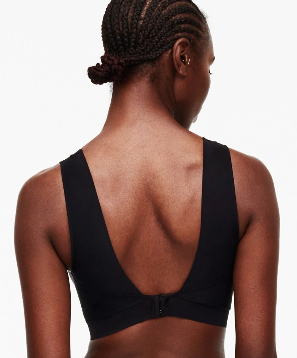 Brassière à Coques Sans Armatures Noire Invisible Décolleté En Dentelle Collection Essentielle Soft Stretch De Chez Chantelle. 7 Brassière à Coques Sans Armatures Noire Invisible Décolleté En Dentelle Collection Essentielle Soft Stretch De Chez Chantelle. – Image 5