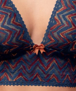 Soutien-gorge Bralette Sans Armatures Collection Parcours Fashion De La Marque De Lingerie Antigel Par Lise Charmel. 14 Soutien-gorge Bralette Sans Armatures Collection Parcours Fashion De La Marque De Lingerie Antigel Par Lise Charmel. -Sous Vêtement Soldes Magasin Brassiere seduction bralette Antigel de Lise Charmel Parcours Fahsion bleu fuego bleu fonce ELH6220 BF 6