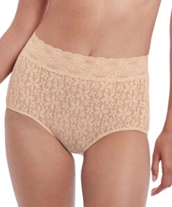 Culotte Dentelle Taille Haute De La Collection De Lingerie Permanente Wacoal Halo Lace, Coloris Nude (=peau).