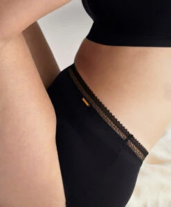 Culotte Menstruelle Taille Haute Graphique De La Gamme Life Par La Marque Chantelle, Coloris Noir. -Sous Vêtement Soldes Magasin Culotte menstruelle taille haute graphique forme shorty Chantelle Life noir C16L70 011 4