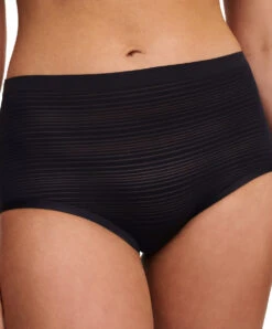 Culotte Haute à Rayures Texturées Collection Soft Stretch Stripes Coloris Noir De Chez Chantelle Paris.  -Sous Vêtement Soldes Magasin Culotte taille haute Chantelle soft stretch stripes noir C20D70 011 503