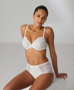Simone Perele Vous Porterez Ce Soutien-gorge Dos Nu De 3 Façons Afin De Répondre à Toutes Vos Envies Vestimentaires En Toute élégance : -Sous Vêtement Soldes Magasin Culotte taille haute en dentelle Simone Perele Karma naturel nacre 12V770 030 3