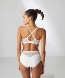 Simone Perele Vous Porterez Ce Soutien-gorge Dos Nu De 3 Façons Afin De Répondre à Toutes Vos Envies Vestimentaires En Toute élégance : -Sous Vêtement Soldes Magasin Culotte taille haute en dentelle Simone Perele Karma naturel nacre 12V770 030 4