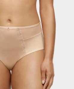 Culotte Taille Haute Maintien Collection Chic Essential Coloris Beige Doré  De Chez Chantelle Paris.  -Sous Vêtement Soldes Magasin Culotte taille haute maintien Chantelle Chic Essential beige dore peau C16G80 01N 3