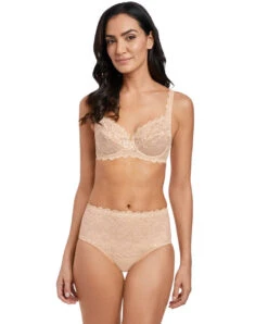 Slip Gainant Taille Haute Opaque Et Couvrant Collection Eglantine De Chez Wacoal 7 Slip Gainant Taille Haute Opaque Et Couvrant Collection Eglantine De Chez Wacoal -Sous Vêtement Soldes Magasin Culotte ventre plat Eglantine Wacoal beige 2