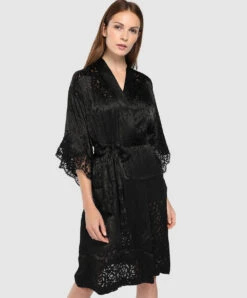 Déshabillé Sexy En Soie Et Viscose Collection De Lingerie Permanente Dressing Floral De Chez Lise Charmel, Coloris Noir. 8 Déshabillé Sexy En Soie Et Viscose Collection De Lingerie Permanente Dressing Floral De Chez Lise Charmel, Coloris Noir. -Sous Vêtement Soldes Magasin Deshabille Lise Charmel Dressing Floral noir ALC2088 NO 503