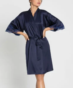 Déshabillé Court En Soie Lise Charmel Collection Splendeur Soie, Coloris Splendeur Bermudes (=bleu Marine). 20 Déshabillé Court En Soie Lise Charmel Collection Splendeur Soie, Coloris Splendeur Bermudes (=bleu Marine). -Sous Vêtement Soldes Magasin Deshabille en soie Lise Charmel Splendeur soie bermudes bleu marine ALC2080 BS 501