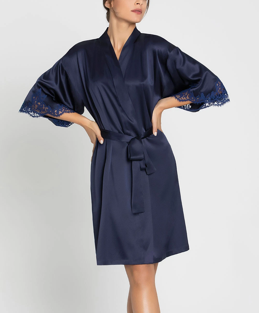 Déshabillé Court En Soie Lise Charmel Collection Splendeur Soie, Coloris Splendeur Bermudes (=bleu Marine). 9 Déshabillé Court En Soie Lise Charmel Collection Splendeur Soie, Coloris Splendeur Bermudes (=bleu Marine). – Image 7