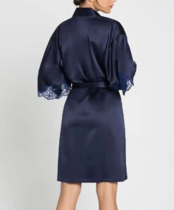 Déshabillé Court En Soie Lise Charmel Collection Splendeur Soie, Coloris Splendeur Bermudes (=bleu Marine). 21 Déshabillé Court En Soie Lise Charmel Collection Splendeur Soie, Coloris Splendeur Bermudes (=bleu Marine). -Sous Vêtement Soldes Magasin Deshabille en soie Lise Charmel Splendeur soie bermudes bleu marine ALC2080 BS 502