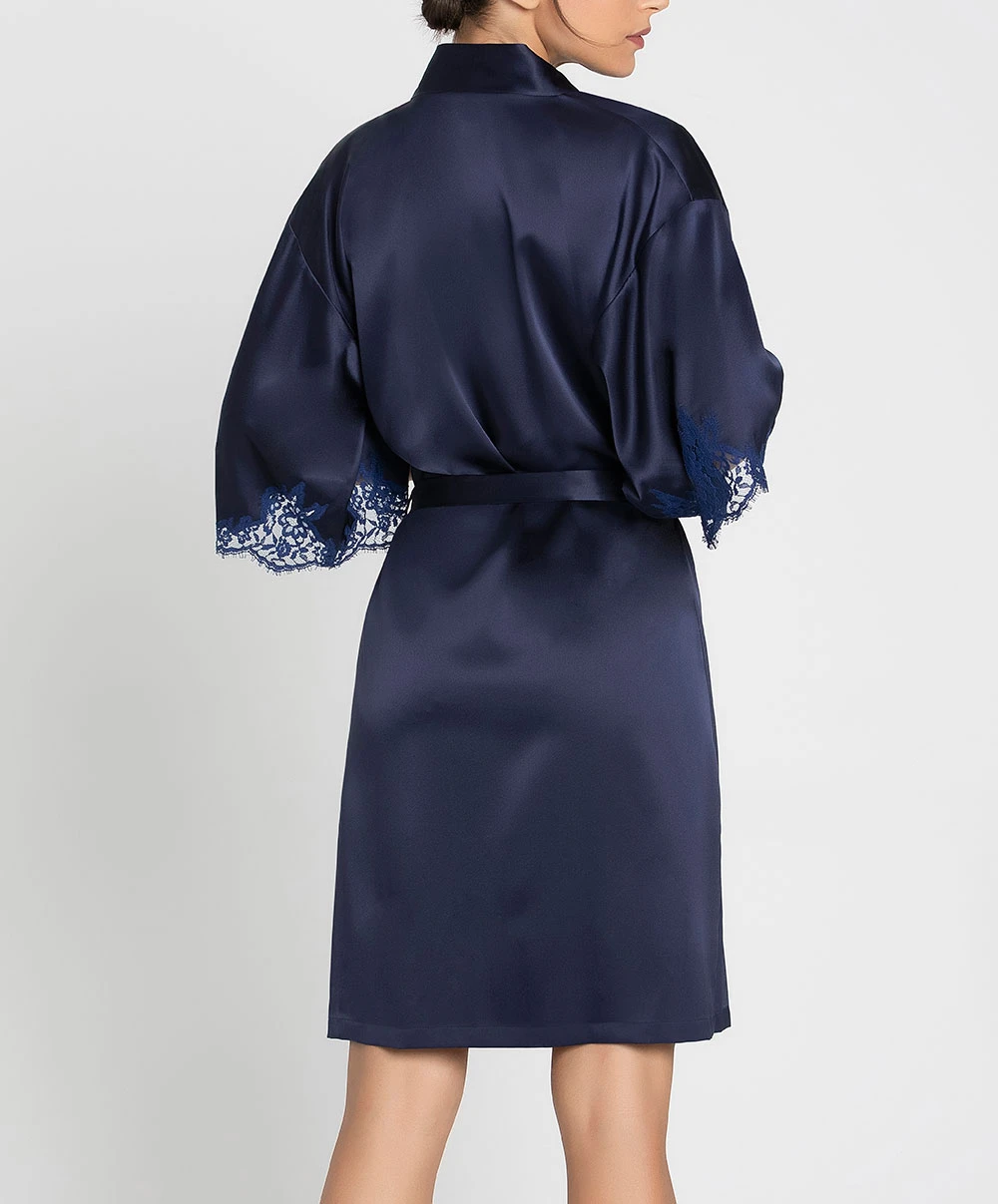 Déshabillé Court En Soie Lise Charmel Collection Splendeur Soie, Coloris Splendeur Bermudes (=bleu Marine). 10 Déshabillé Court En Soie Lise Charmel Collection Splendeur Soie, Coloris Splendeur Bermudes (=bleu Marine). – Image 8