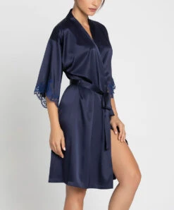 Déshabillé Court En Soie Lise Charmel Collection Splendeur Soie, Coloris Splendeur Bermudes (=bleu Marine). 22 Déshabillé Court En Soie Lise Charmel Collection Splendeur Soie, Coloris Splendeur Bermudes (=bleu Marine). -Sous Vêtement Soldes Magasin Deshabille en soie Lise Charmel Splendeur soie bermudes bleu marine ALC2080 BS 503