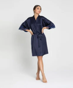 Déshabillé Court En Soie Lise Charmel Collection Splendeur Soie, Coloris Splendeur Bermudes (=bleu Marine). 23 Déshabillé Court En Soie Lise Charmel Collection Splendeur Soie, Coloris Splendeur Bermudes (=bleu Marine). -Sous Vêtement Soldes Magasin Deshabille en soie Lise Charmel Splendeur soie bermudes bleu marine ALC2080 BS 504