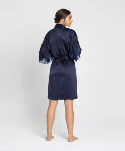 Déshabillé Court En Soie Lise Charmel Collection Splendeur Soie, Coloris Splendeur Bermudes (=bleu Marine). 24 Déshabillé Court En Soie Lise Charmel Collection Splendeur Soie, Coloris Splendeur Bermudes (=bleu Marine). -Sous Vêtement Soldes Magasin Deshabille en soie Lise Charmel Splendeur soie bermudes bleu marine ALC2080 BS 505