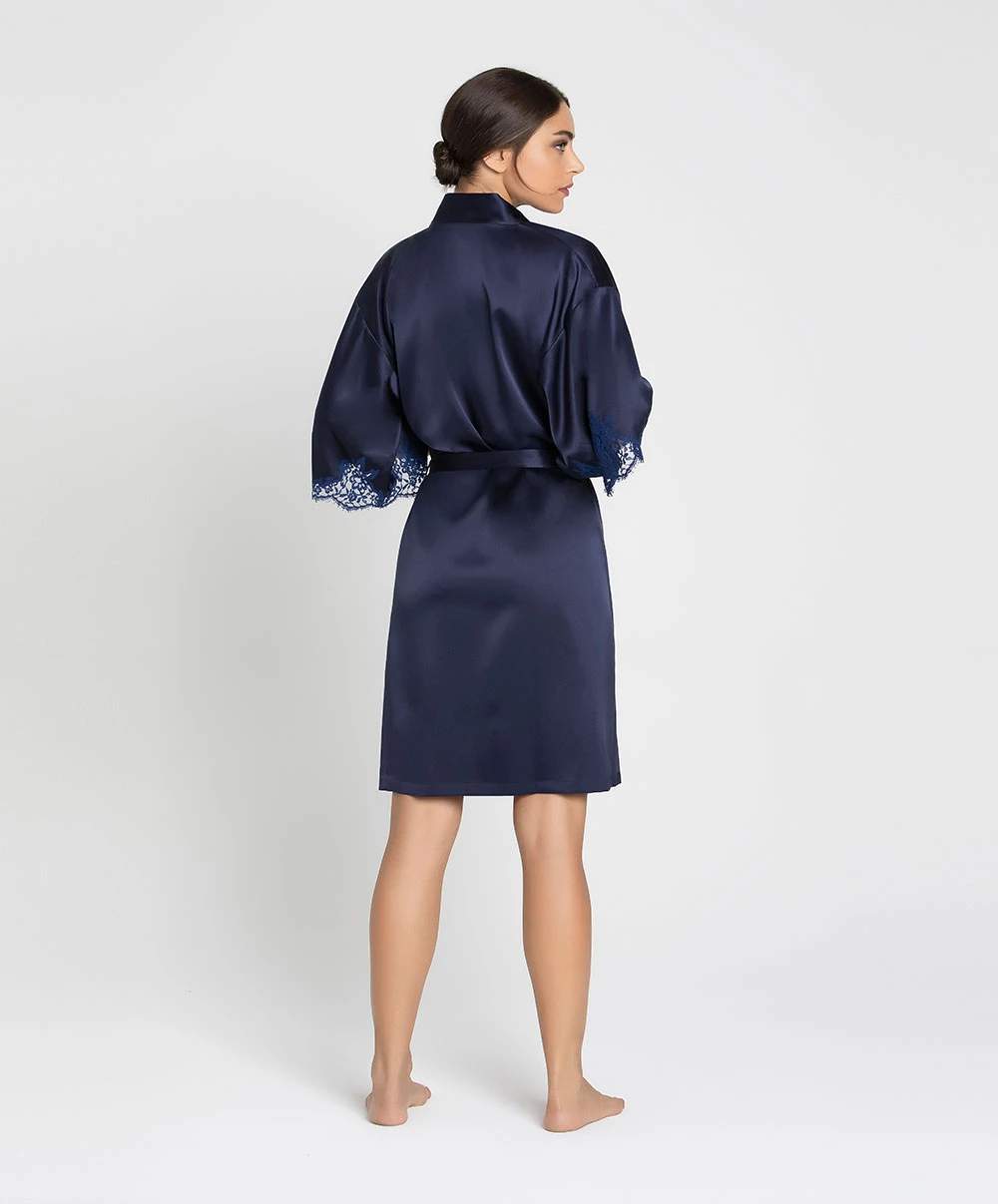 Déshabillé Court En Soie Lise Charmel Collection Splendeur Soie, Coloris Splendeur Bermudes (=bleu Marine). 13 Déshabillé Court En Soie Lise Charmel Collection Splendeur Soie, Coloris Splendeur Bermudes (=bleu Marine). – Image 11