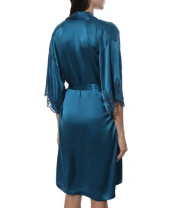 Déshabillé Court En Soie Lise Charmel Collection Splendeur Soie Coloris Cyan à Mi-chemin Entre Le Bleu Et Le Vert, Dans L'esprit D'un Plumage De Paon. -Sous Vêtement Soldes Magasin Deshabille en soie Lise Charmel Splendeur soie cyan bleu vert ALC2080 SC 502