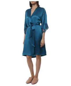 Déshabillé Court En Soie Lise Charmel Collection Splendeur Soie Coloris Cyan à Mi-chemin Entre Le Bleu Et Le Vert, Dans L'esprit D'un Plumage De Paon. -Sous Vêtement Soldes Magasin Deshabille en soie Lise Charmel Splendeur soie cyan bleu vert ALC2080 SC 503