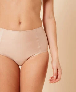 Simone Perele Gainette Inspiration De Chez Simone Pérèle Forme Culotte Haute Emboîtante Pour Un Effet Légèrement Gainant.