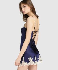 Nuisette Baby Doll Splendeur Soie Lise Charmel 9 Nuisette Baby Doll Splendeur Soie Lise Charmel -Sous Vêtement Soldes Magasin Nuisette babydoll soie Lise Charmel Splendeur Soie Bleu marine ALC1780 SM dos