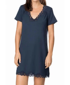 Nuisette Manches Courtes Collection Homewear Simply Perfect En Coloris Bleu Marine De Chez Antigel Par Lise Charmel.