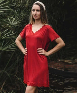 Nuisette Manches Courtes Collection Homewear Simply Perfect En Coloris Rouge Capucine De Chez Antigel Par Lise Charmel. -Sous Vêtement Soldes Magasin Nuisette manches courtes Antigel de Lise Charmel Simply perfect rouge capucine rouge FNA1006 RC 501