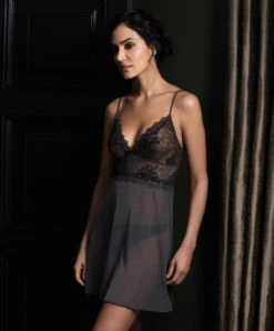 Nuisette Sexy Wacoal De La Collection Lace Perfection, Coloris Charcoal (=gris Anthracite). 12 Nuisette Sexy Wacoal De La Collection Lace Perfection, Coloris Charcoal (=gris Anthracite). -Sous Vêtement Soldes Magasin Nuisette sexy Wacoal Lace Perfection charcoal gris anthracite WE135009 CHL 100