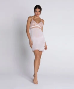 Nuisette Sexy En Soie Ligne Sublime En Dentelle De La Marque De Lingerie Française Lise Charmel, Coloris Rose Sublime. -Sous Vêtement Soldes Magasin Nuisette sexy en soie Lise Charmel Sublime en dentelle rose poudre rose sublime ALH1213 OS 4