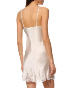 Nuisette Charme En Soie Lise Charmel Collection Splendeur Soie Coloris écru Nacre (=ivoire). 7 Nuisette Charme En Soie Lise Charmel Collection Splendeur Soie Coloris écru Nacre (=ivoire). -Sous Vêtement Soldes Magasin Nuisette soie charme Lise Charmel Splendeur soie ecru nacre ivoire ALC1080 EN 2