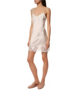 Nuisette Charme En Soie Lise Charmel Collection Splendeur Soie Coloris écru Nacre (=ivoire). 8 Nuisette Charme En Soie Lise Charmel Collection Splendeur Soie Coloris écru Nacre (=ivoire). -Sous Vêtement Soldes Magasin Nuisette soie charme Lise Charmel Splendeur soie ecru nacre ivoire ALC1080 EN 3