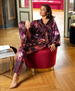 Pantalon En Soie Lise Charmel Collection Aveu En Fleurs, Coloris Aveu Pétale (=prune). -Sous Vêtement Soldes Magasin Pantalon en soie Lise Charmel Aveu en Fleurs aveu petale prune multicolore ALH0043 AP fashion 2