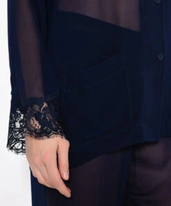 Pyjama En Satin De Soie Doux Et Confortable Soir De Venise Par Lise Charmel. -Sous Vêtement Soldes Magasin Pyjama en soie Lise Charmel Soir de Venise Bleu marine ALA3003 BV details