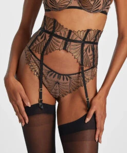 Serre Taille Aubade X Iris Van Herpen Collection Sensory Illusion. 12 Serre Taille Aubade X Iris Van Herpen Collection Sensory Illusion. -Sous Vêtement Soldes Magasin Serre taille sensory illusion Aubade golden leaves RC52 GLEA 1