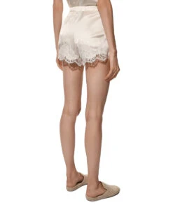 Short En Soie Lise Charmel Collection Splendeur Soie Coloris écru Nacre (=ivoire). 11 Short En Soie Lise Charmel Collection Splendeur Soie Coloris écru Nacre (=ivoire). -Sous Vêtement Soldes Magasin Short en soie Lise Charmel Splendeur soie ecru nacre ivoire ALC0180 EN 2