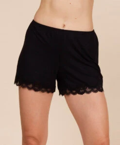Short Mi-long Collection Homewear Simply Perfect En Coloris Noir De Chez Antigel Par Lise Charmel.