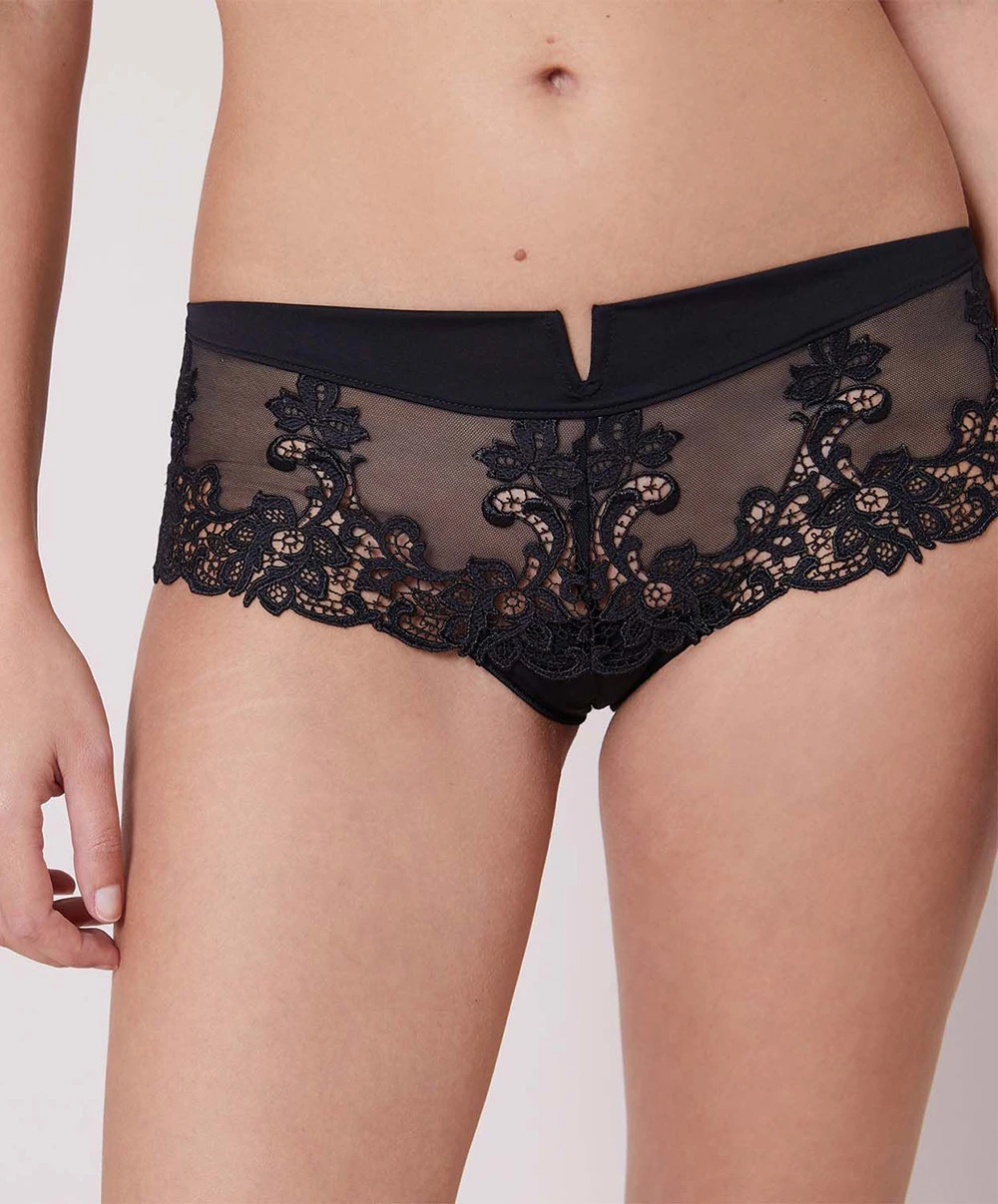 Simone Perele Shorty Noir Collection Saga De Chez Simone Pérèle Forme Bandeau Pour Un Look Rétro-chic Sophistiquée ! 3 Simone Perele Shorty Noir Collection Saga De Chez Simone Pérèle Forme Bandeau Pour Un Look Rétro-chic Sophistiquée !