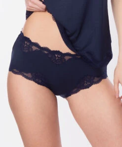 Shorty Bien-être Collection Homewear Simply Perfect En Coloris Bleu Marine De Chez Antigel Par Lise Charmel.
