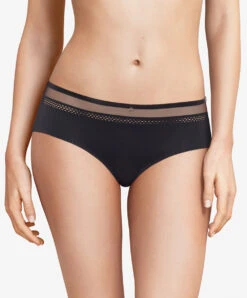 Shorty Couvrant Collection Chic Essential Coloris Noir De Chez Chantelle Paris. 