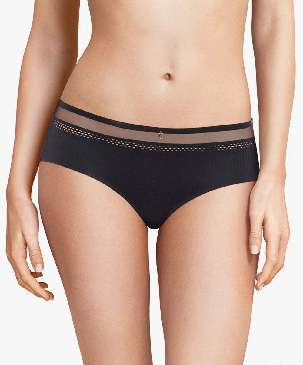 Shorty Couvrant Collection Chic Essential Coloris Noir De Chez Chantelle Paris. 3 Shorty Couvrant Collection Chic Essential Coloris Noir De Chez Chantelle Paris.