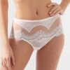 Shorty Nacre Collection Précieux Diadème De La Marque De Lingerie De Luxe Lise Charmel.  -Sous Vêtement Soldes Magasin Shorty en dentelle Lise Charmel precieux diademe nacre ACG1432 NA 100