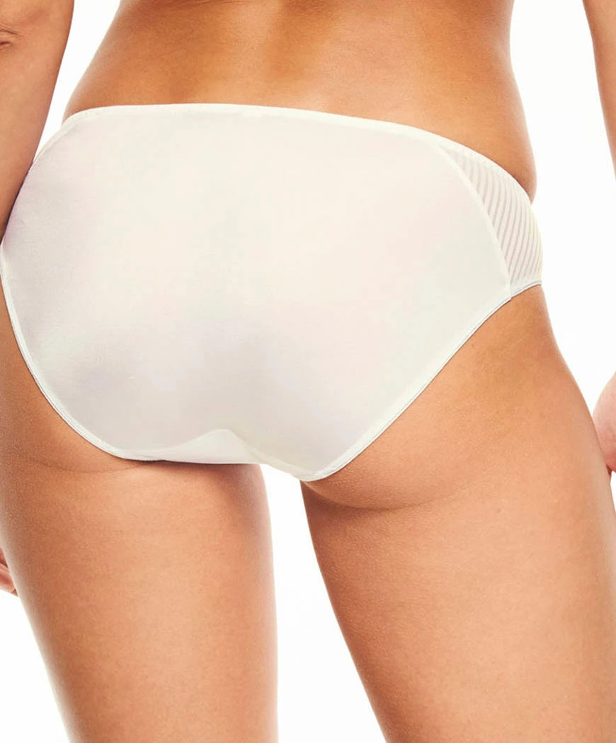 Slip Ivoire De La Collection De Lingerie Quotidienne Pont Neuf De Par Chantelle. 4 Slip Ivoire De La Collection De Lingerie Quotidienne Pont Neuf De Par Chantelle. – Image 2
