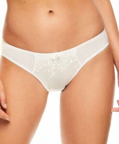 Slip Ivoire De La Collection De Lingerie Quotidienne Pont Neuf De Par Chantelle.