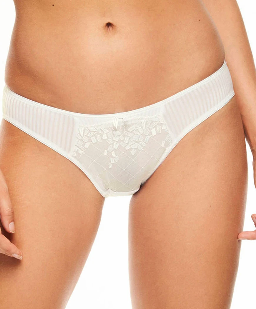 Slip Ivoire De La Collection De Lingerie Quotidienne Pont Neuf De Par Chantelle. 3 Slip Ivoire De La Collection De Lingerie Quotidienne Pont Neuf De Par Chantelle.